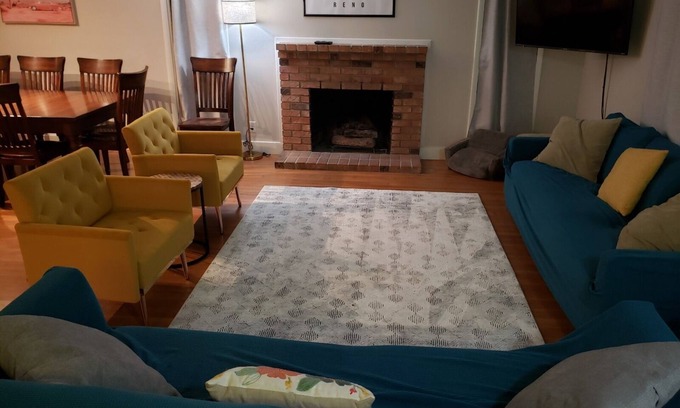 West University House | Close to Downtown Reno, easy drive to Tahoe, spacious house overlooking Reno!