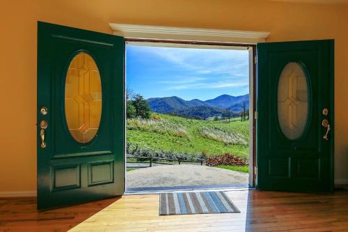 Barnardsville House | Close To Dt Asheville, Hot Tub, Pool Table