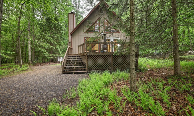 Locust Lake Village Cabin | Close to Lake-Firepit-Hot Tub- Casinos-Fireplace- Kayaks-Bikes