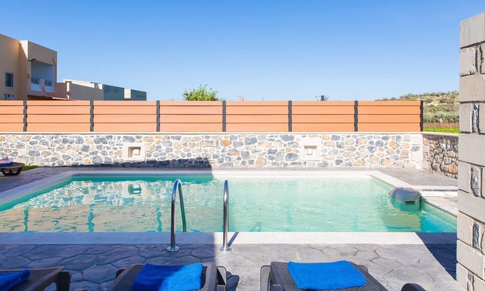 Houdetsi Villa | Close to Sandy Beach & Amenities