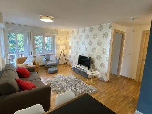 Sauze d'Oulx Apartment | Clotes modern apartment, 50m from slopes - sleeps 6-8, 2 bath - SauzeHoliday