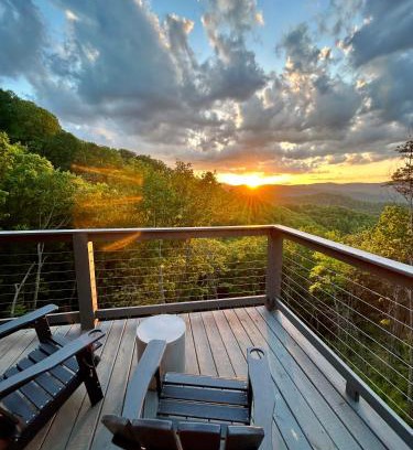 Gatlinburg - Pigeon Forge House | Cloudchaser Cabin, Private, New Cabin, 2 Kings, Cozy, Modern, Hot Tub, View, Theater