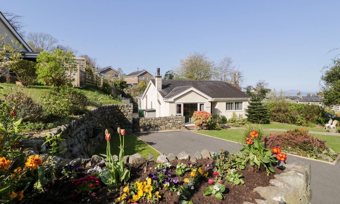 Harlech House | CLYD FAN, pet friendly, character holiday cottage in Harlech