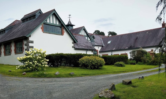 Llanwrtyd Wells Cottage | COACH HOUSE, pet friendly, with hot tub in Llanwrtyd Wells