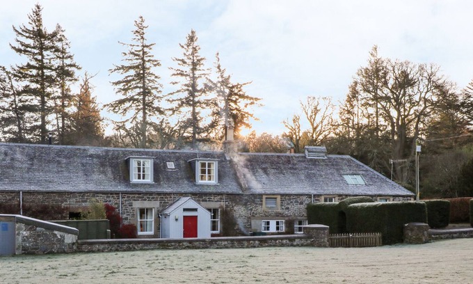 Peebles Cottage | COACHMAN'S COTTAGE, pet friendly, with open fire in Peebles