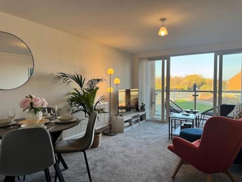 Moreton Apartment | Coastal 2 Bathroom Apartment, Free Parking