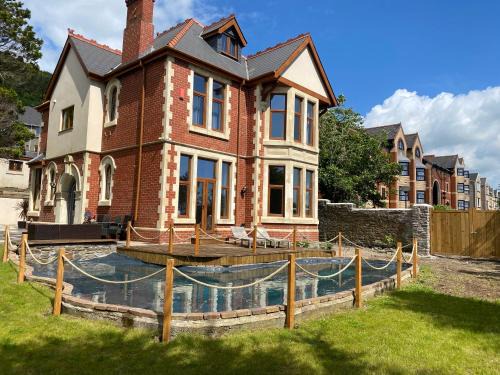 Port Talbot House | Coastal Escape: 4 bed mansion