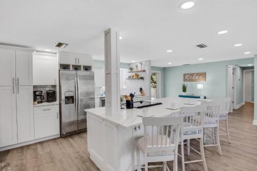 Palma Sola House | Coastal Escape by SkyRun Anna Maria