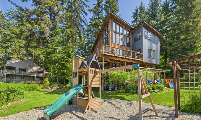 Juneau House | Coastal Escape w/Sauna, Soaking Tub & Bay Views