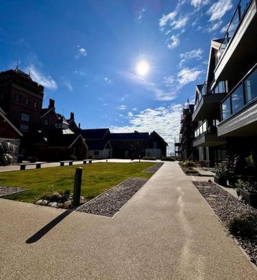 Porthcawl Apartment | Coastal Retreat at Rest Bay, Porthcawl