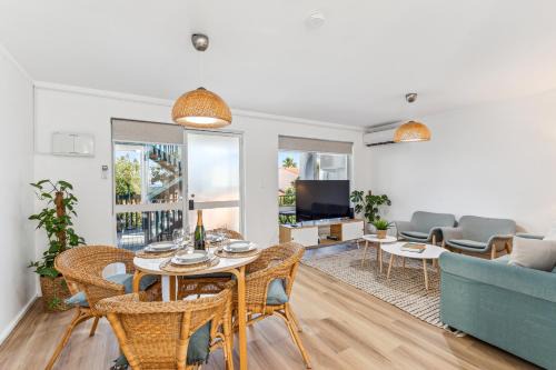 Scarborough Apartment | Coastal Scarborough Beach "gem" Sleeps4!