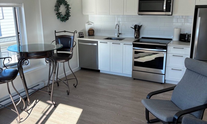 Tsawwassen House | Coastal Vibe is minutes from the beach, BC Ferries, Outlet mall, Golf.