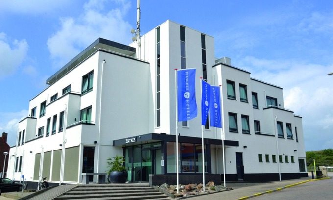 Monster Hotel | Coastal Vibes & Outdoor Fun — Free Parking, and Trail Access