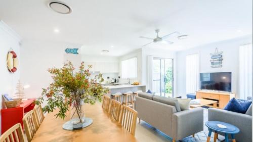 Umina Beach House | Coastal Villa Umina-pet friendly, walk to cafes, shops
