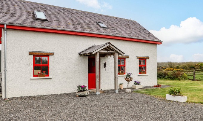 Kilmore Cottage | COB COTTAGE, pet friendly, with a garden in Kilmore, County Wexford