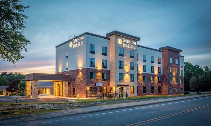 Fairfield Bay Hotel | Cobblestone Inn & Suites - Fairfield Bay