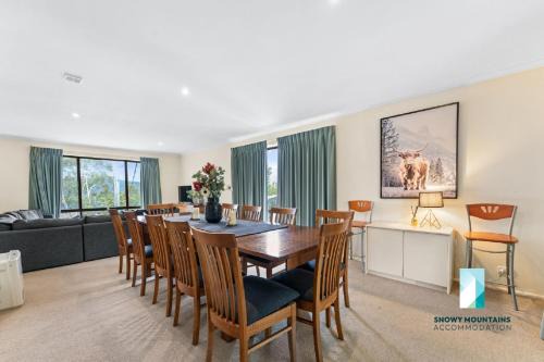 Jindabyne House | Cobbon Retreat - 5BR House l Pet Friendly l Large Fenced Backyard l WiFi l Great Location
