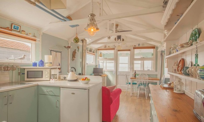 Whitstable Ski Chalet | Cockle Cottage is a 2 bedroom chalet on the beach giving you the feel of peace and tranquility.