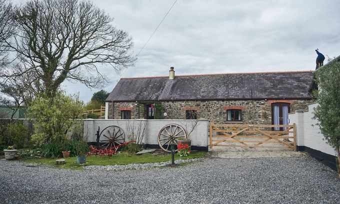 Llangynin House | Coedllys Uchaf Cottage, Rural cottage with swim-spa and sauna