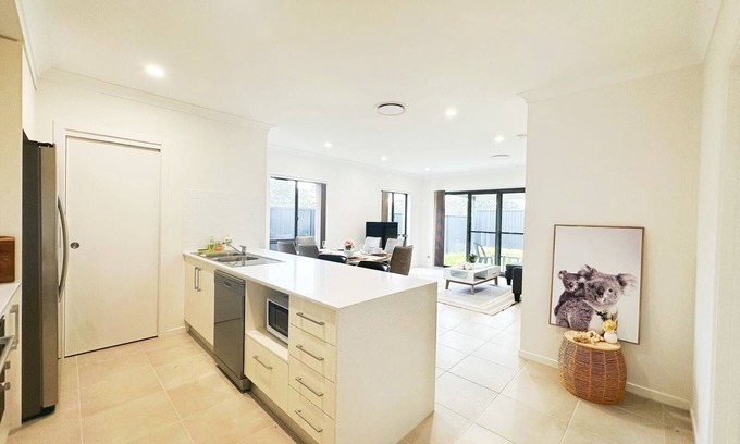 Colebee House | Colebee/5 Bedroom/near Shopping/IKEA/WiFi/Golf