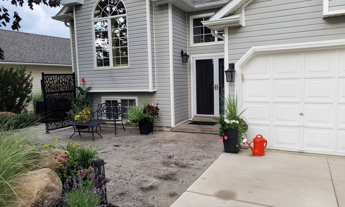 Collingwood House | Collingwood/Blue Mountain Fully renoed 2 bedroom Suite with Kitchen, LR, Dine.