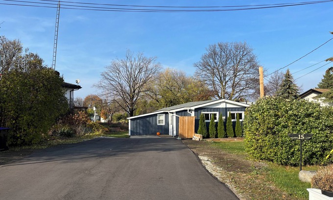 Collingwood House | Collingwood. Walk to the water. Hot Tub. Pet friendly. Short drive to Blue Mt.