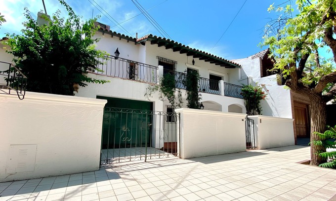 Mendoza City Center House | Colonial House in Mendoza! | 12 People