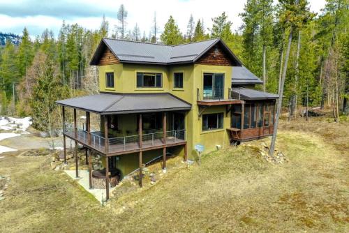 Columbia Falls House | Colorful Cabin with Hot-Tub, Game Room and Gym in Montana
