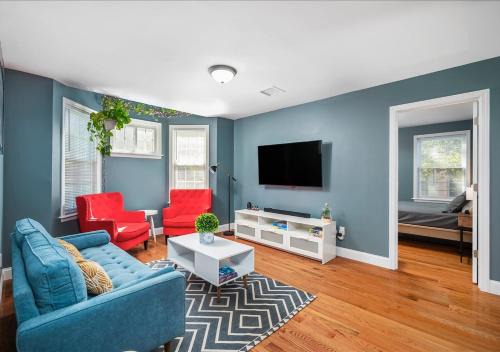 South Side Apartment | Colorful, Comfy & Modern - Close to NYC - Parking!