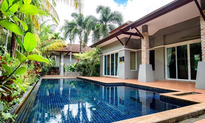 Thep Kasattri Hotel | Colorful Pool Villa