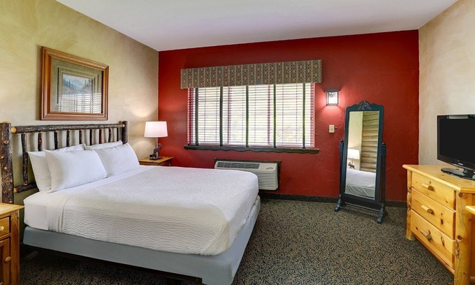 Columbia Hotel | Columbia's Rustic Haven w/Lodge-Themed Rooms & On-site Bar | 2 Units