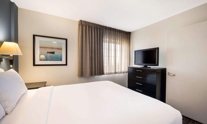 West Des Moines Hotel | Come Create Memories with Fun-filled Adventures! Family Suites w/Full Kitchens