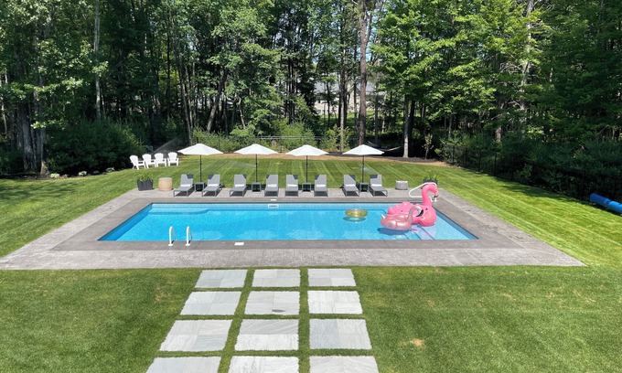 Saratoga Springs House | Come enjoy the track and the beautiful Saratoga Springs at our home!