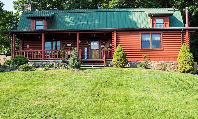 Jonesborough Cabin | Come Escape The Races In Our Cozy Cabin! Plenty Of Space To Explore, Work or Not