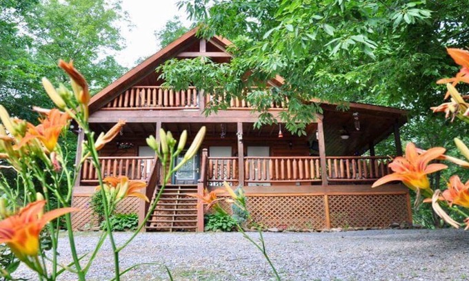 Sevierville Cabin | Come relax in our privately located but convenient cozy cabin !