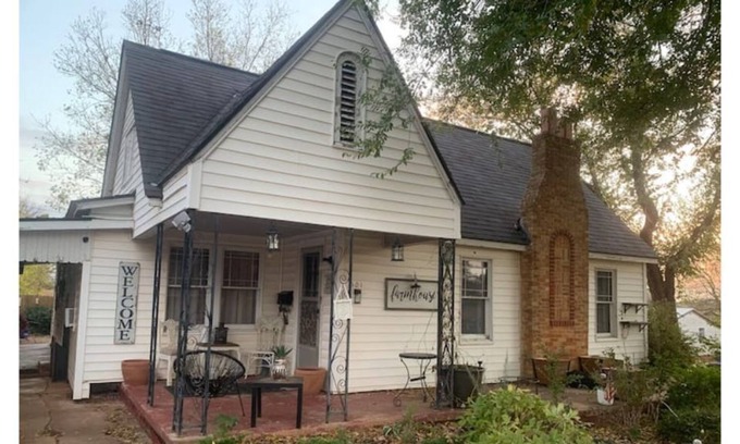 Chandler House | Come stay at Glamma’s House! Pets ok, wifi, w/d!