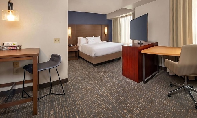 Linthicum Heights Hotel | Comfort and Convenience! Pet-friendly Unit with Fully equipped Kitchen!