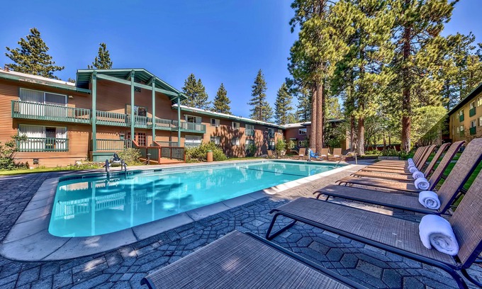 South Lake Tahoe Resort | Comfort and Convenience! 2 Relaxing Units, Free Breakfast, Pets Allowed