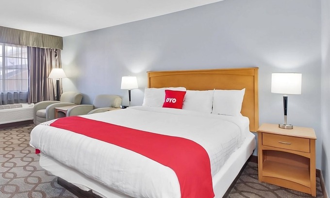 Ingleside House | Comfort and Convenience! Free Parking, Onsite Pool, Close to Community Park