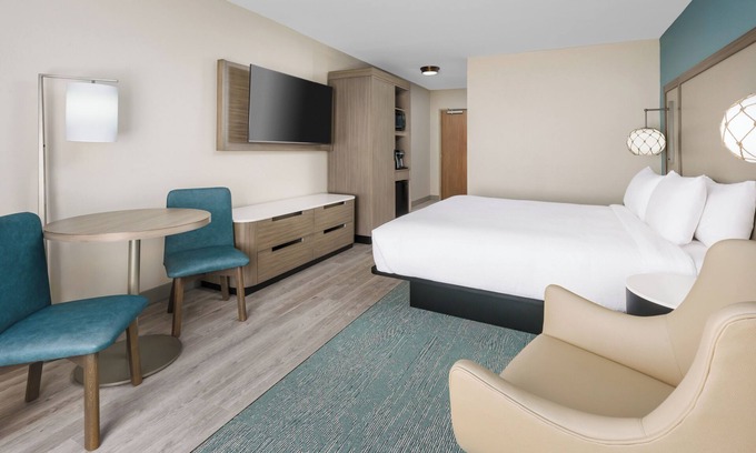 Marathon Hotel | Comfort and Convenience! Relaxing Room w/King Bed, FREE Breakfast, Pool