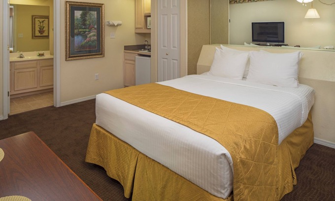 Table Rock Hotel | Comfort and Convenience! Near Jim Stafford Theatre, Children's Playground