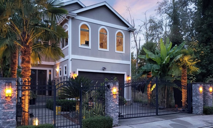 Dunlap House | Comfort and Luxury Tropical Villa with EV Charger.