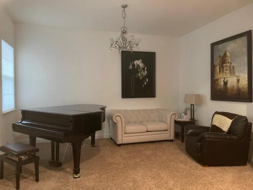 Vacaville House | Comfort and Style Full bed shared bathroom