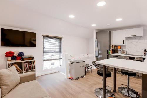 Shaftesbury Apartment | Comfortable 1BR duplex in Clapham