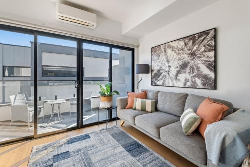 Saint Kilda South House | Comfortable 2BR Retreat with Balcony & Parking