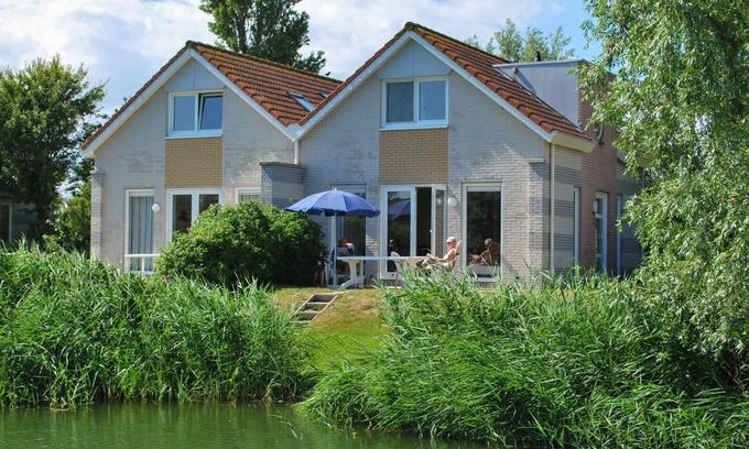 Makkum House | Comfortable 6-person Link Deluxe bungalow with yard, patio, and water view at Beach Resort Makkum on the IJsselmeer.