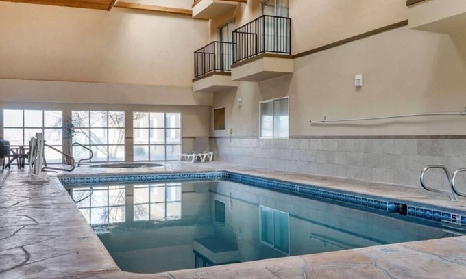 Albuquerque Hotel | Comfortable Albuquerque Hotel Rooms Near Airport with Indoor Pool - 4 Units