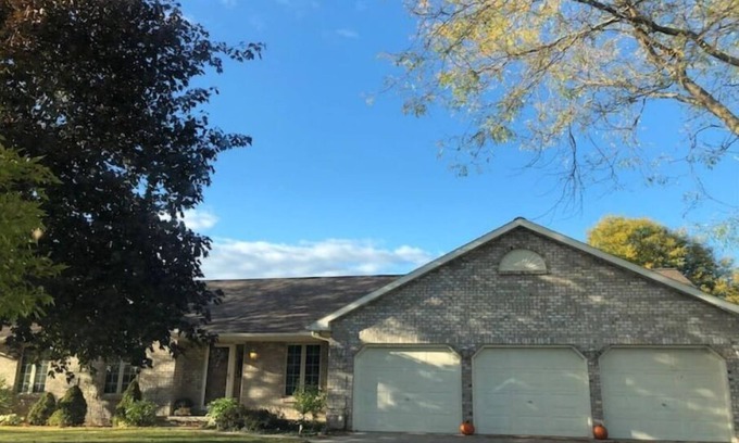 Bellevue House | Comfortable and Clean GB Home close to Lambeau