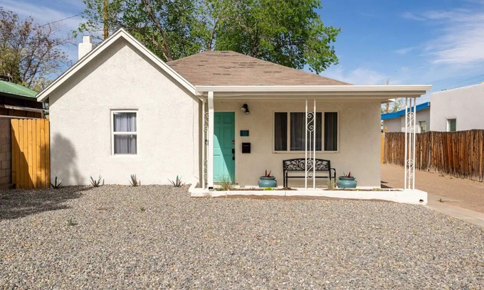 Nob Hill House | Comfortable Beds+Work Space+Fenced Yard+Full Kitchen+Fire pit+Cookies
