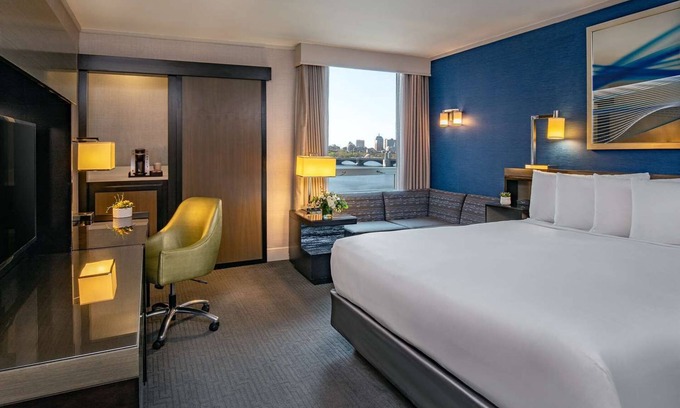 East Cambridge Hotel | Comfortable Cambridge Stay w/Spectacular Charles River Views